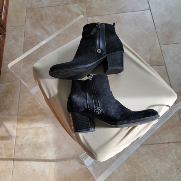 Liz Claiborne black suede boots. Excellent shape wore once. - Picture 4 of 4
